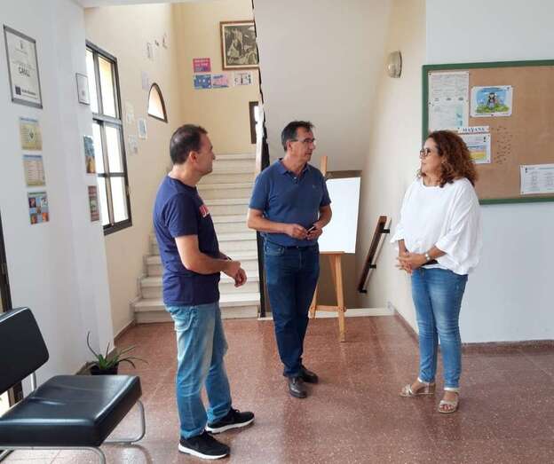 El concejal Juan Artiles en el Centro de Adultos de Jinámar (Foto TA)